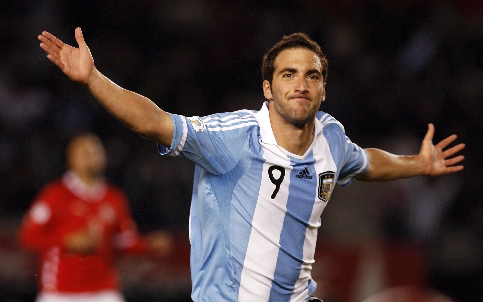 kaiyun中国-海港外援重伤倒地，格列兹曼率全队围拢祈祷，足球场上最动人一幕